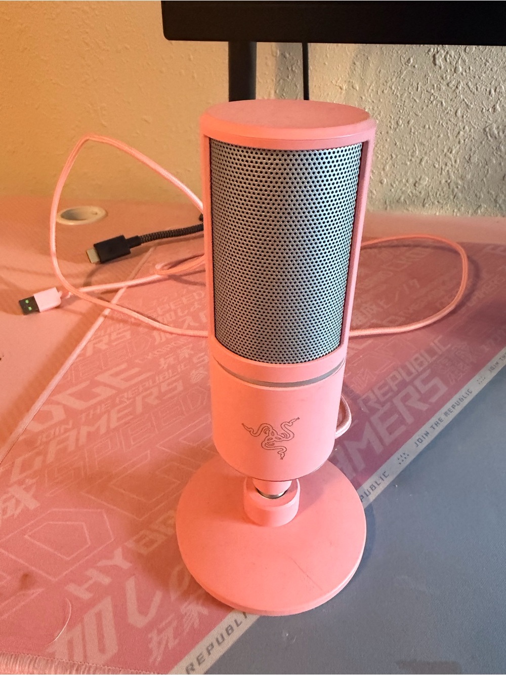 Razer Pink USB Desktop Microphone with Metal Grill